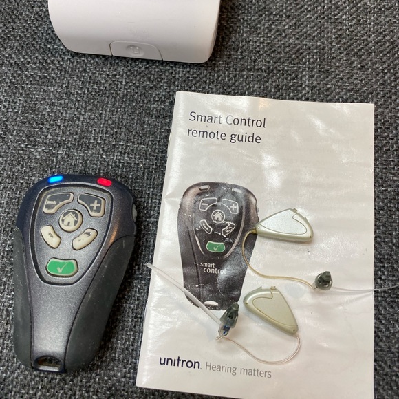 Unitron Moxi 2 16 RIC Hearing Aids with Remote - Picture 1 of 4